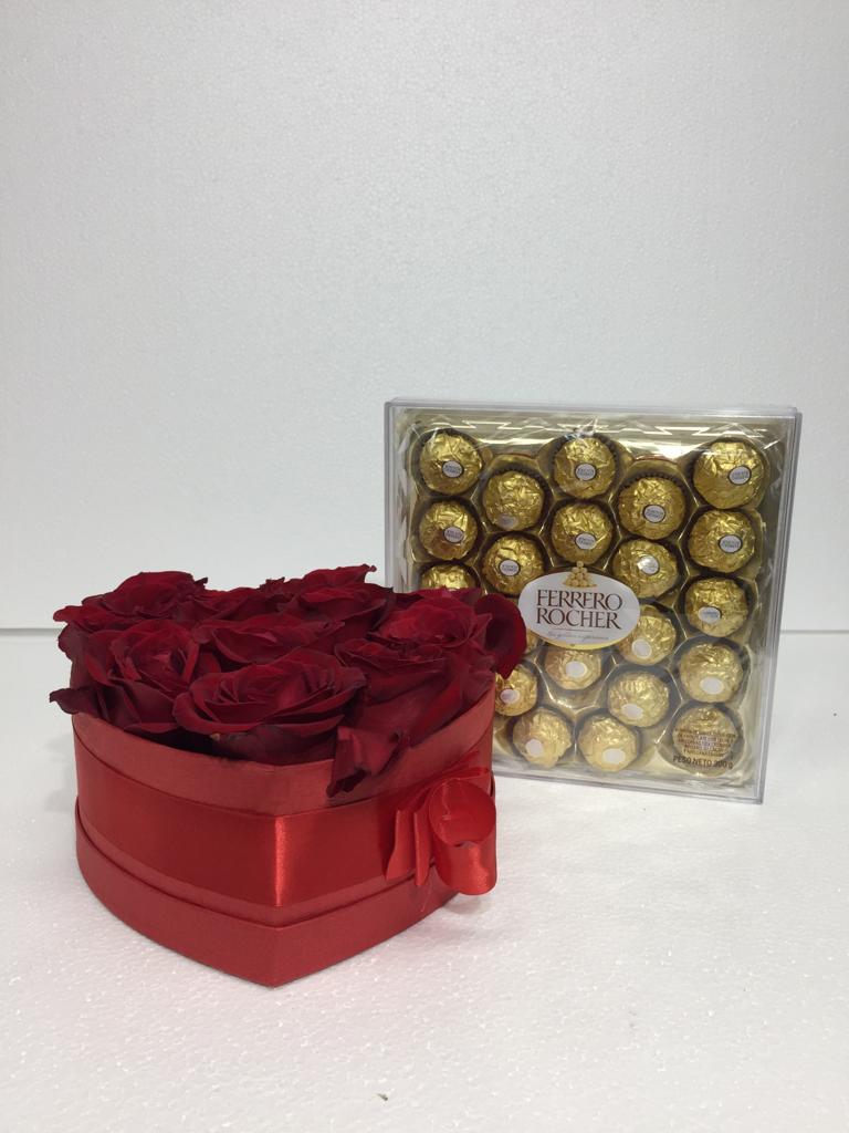 12 Rosas en Caja Corazón y Bombones Ferrero Rocher 300 Grs